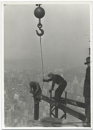Illustration for article titled NSFW: Building the Empire State Building